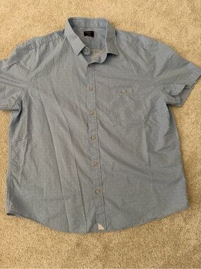 Nip Tuck Short-Sleeve Light Blue Button-Down Shirt with Subtle Dot Texture